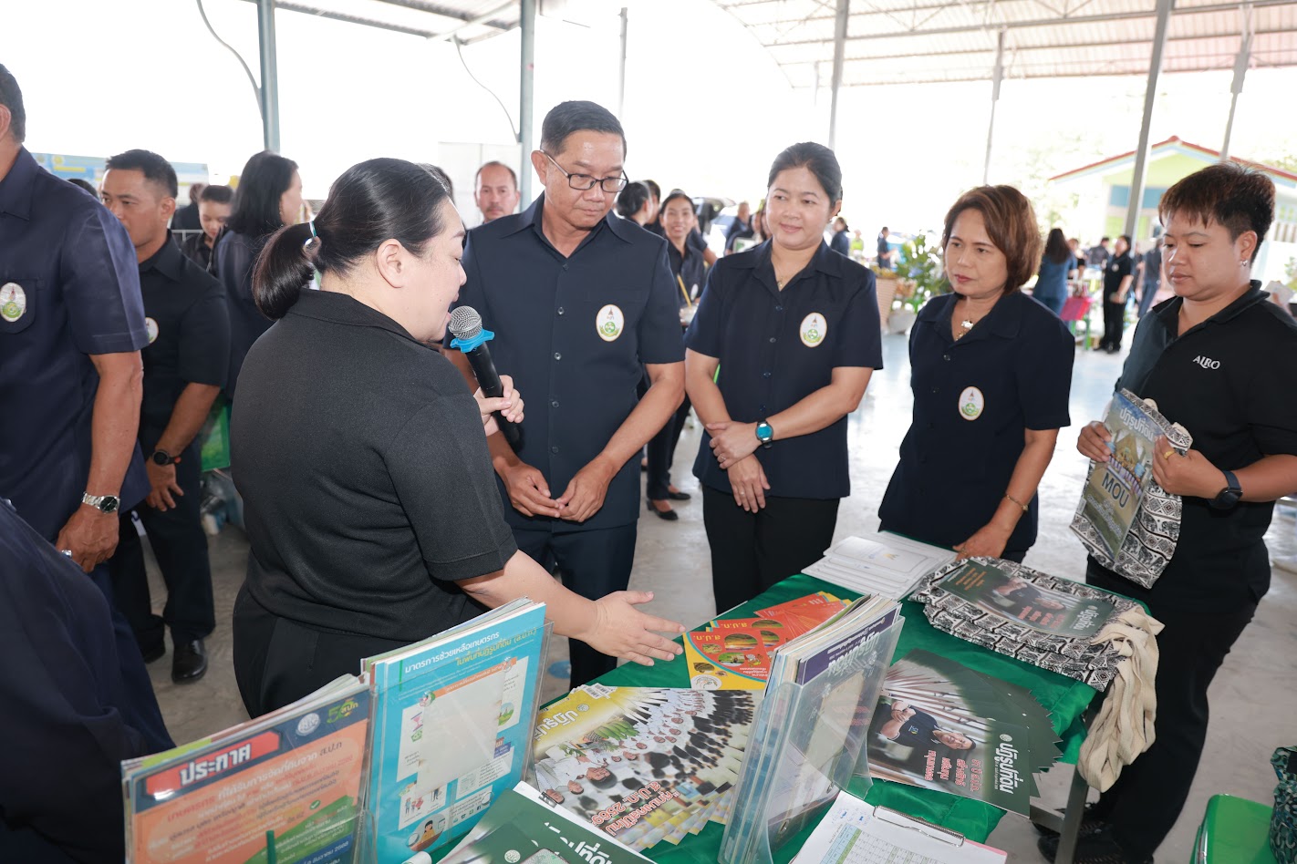 title - เจ้าหน้าที่ ส.ป.ก.เพชรบุรี ร่วมพิธีเปิดและให้บริการโครงการคลินิกเกษตรเคลื่อนที่ในพระราชานุเคราะห์ สมเด็จพระบรมโอรสาธิราช ฯ สยามมกุฎราชกุมาร ไตรมาส 2 โดยโครงการดังกล่าวมุ่งเน้นการยกระดับคุณภาพชีวิตและส่งเสริมความเข้มแข็งให้แก่ภาคการเกษตรในพื้นที่อำเภอชะอำ และพื้นที่ใกล้เคียง